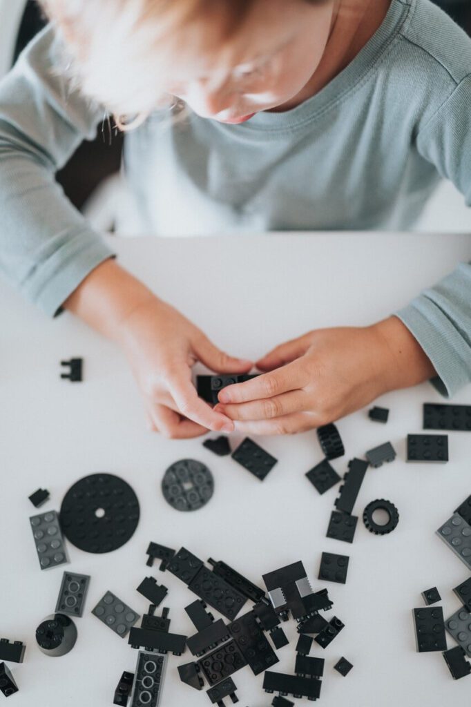 Historia LEGO - wszystko co musisz wiedzieć o kultowych klockach - foto Nathan Dumlao - unsplash