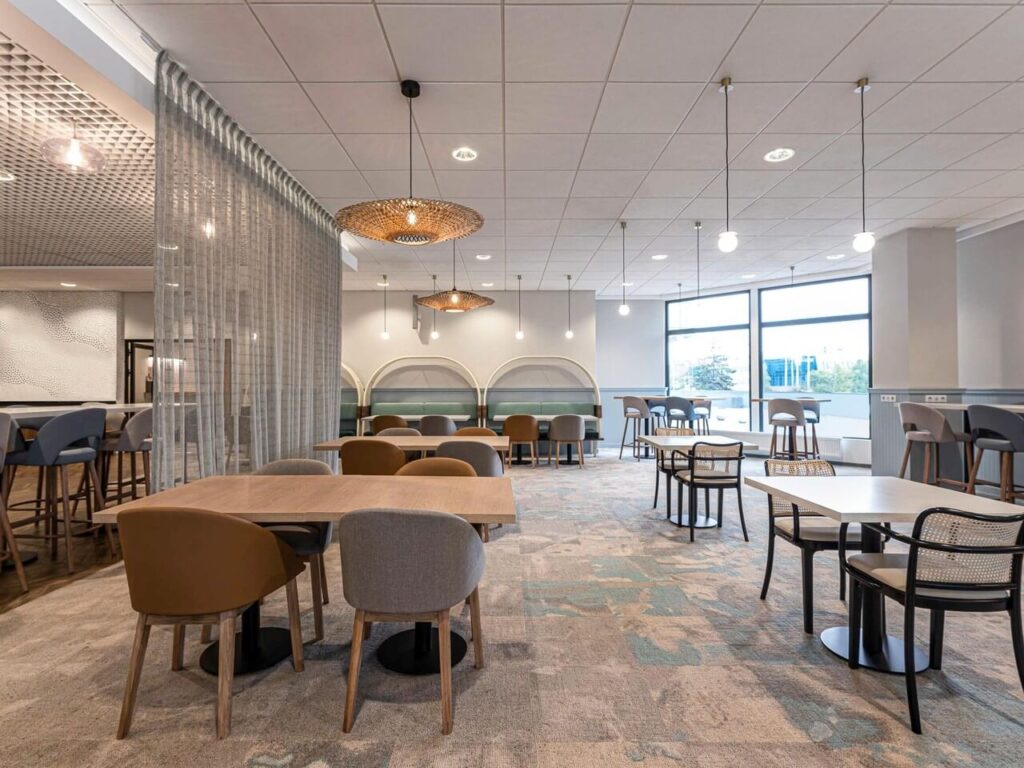 Novotel Gdańsk Marina - chwila relaksu przy plaży - projekt Tremend - restauracja śniadaniowa - foto Jakub Henke