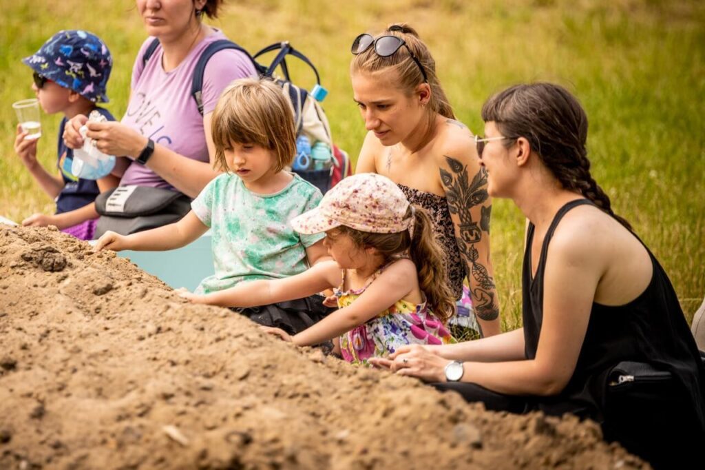 Stół do rozmów o ziemi od Iwo Borkowicza