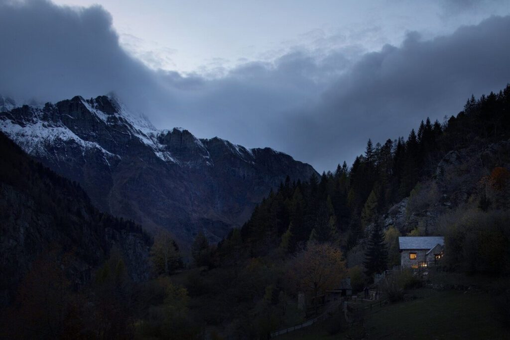 House Cinsc – dom w starej stajni we włoskich Alpach - projekt ATOMAA - foto Alberto Strada