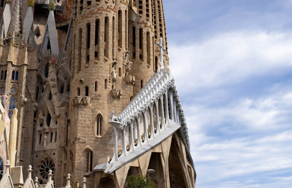 Sagrada Familia - wyjątkowa katedra w Barcelonie - Joseph Gilbey | Unsplash