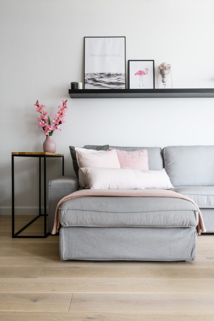 Szara sofa w salonie