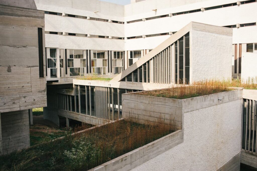 Le Corbusier - Sainte Marie De La Tourette - foto Michal Matlon - Unsplash