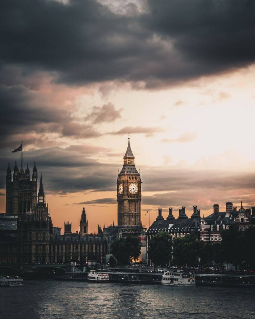 Big Ben w Londynie – foto Luke Stackpoole - Unsplash