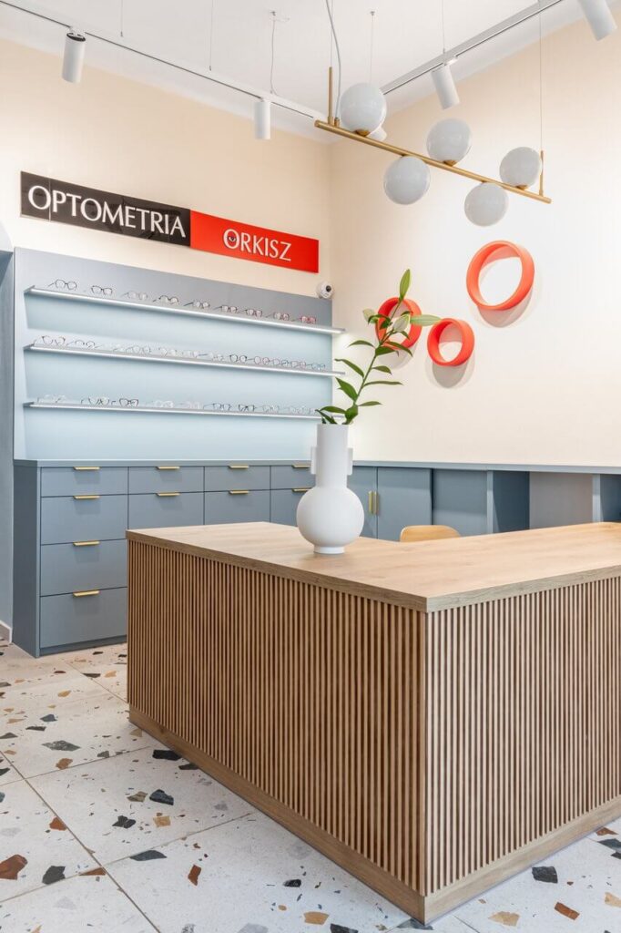 Lastryko i drewniane meble we wnętrzu Optometria Orkisz Gdynia