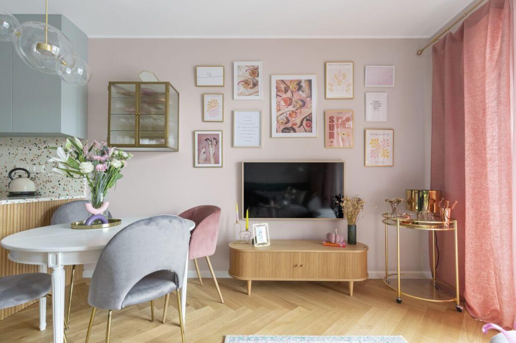 Różowy salon połączony z kuchnią w projekcie Decoroom