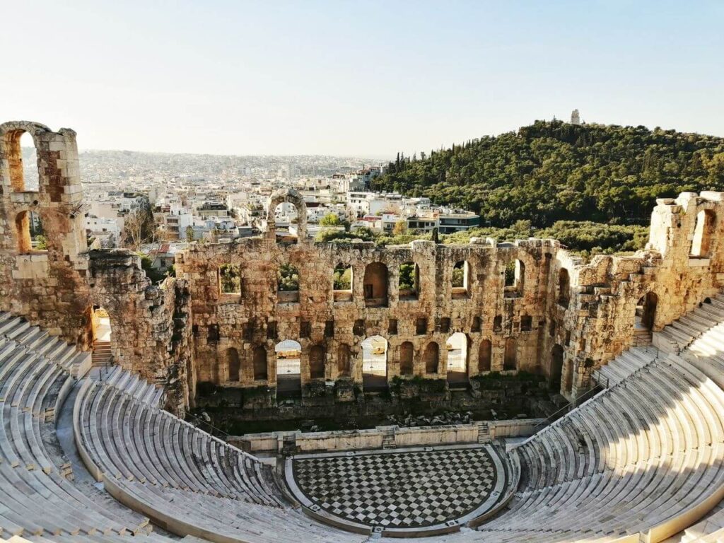 Akropol - Odeon Heroda Attyka - foto Enric Domas - Unsplash