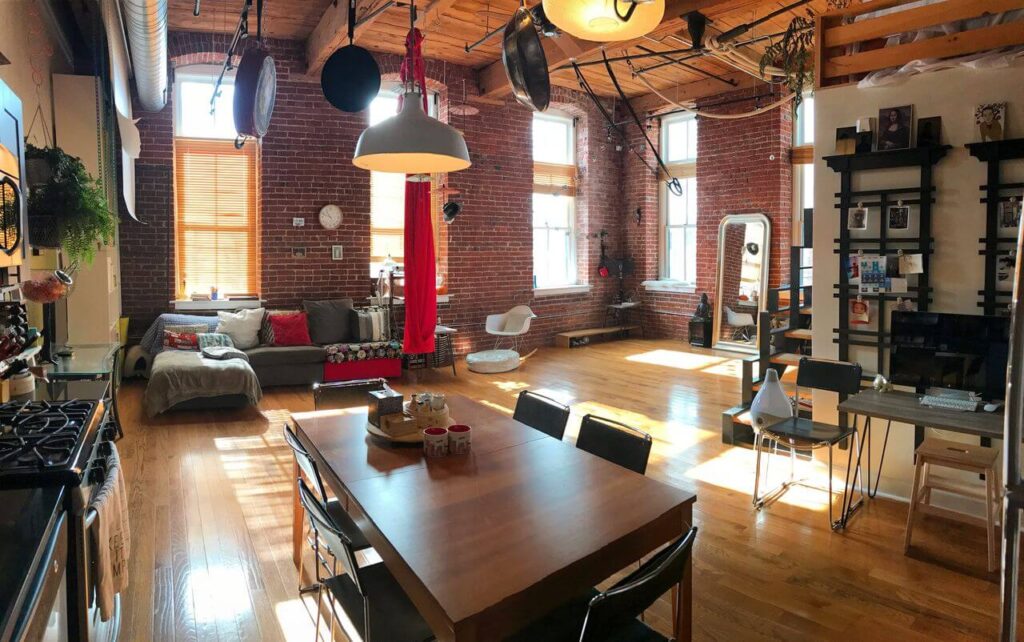 Przestronny salon w stylu loft