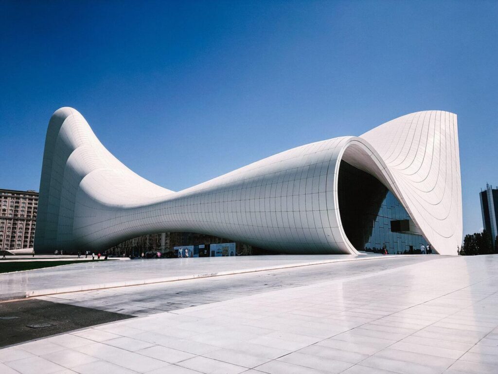 Zaha Hadid - Heydar Aliyev Center - foto Ismael Bashiri - Unsplash