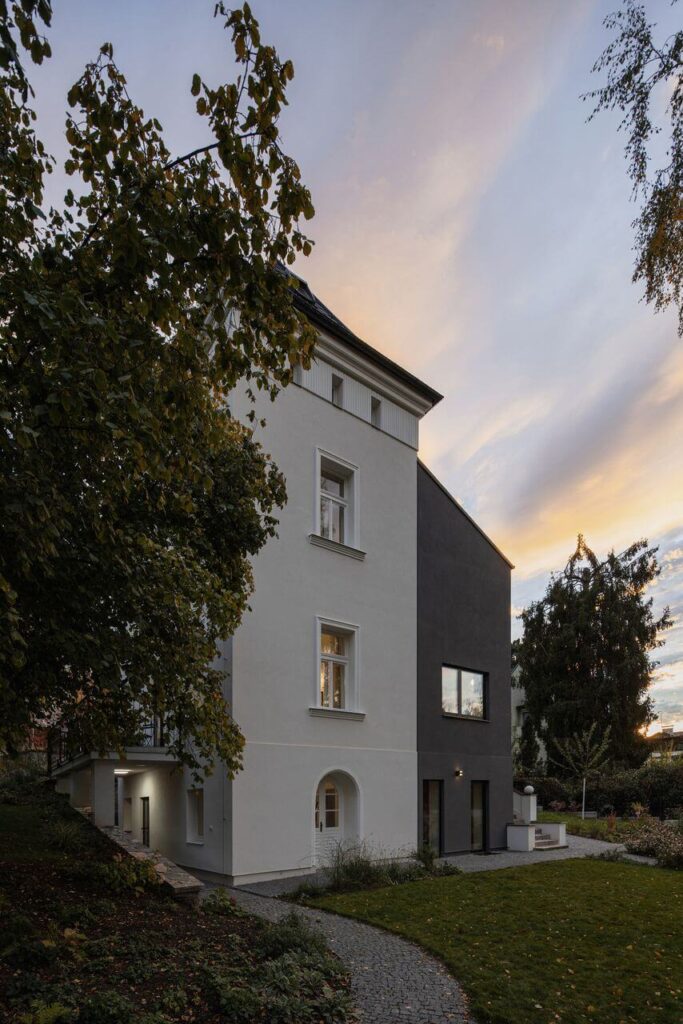 Karnet architekti i odnowniona zabytkowa Villa 1906 - foto Petr Polák