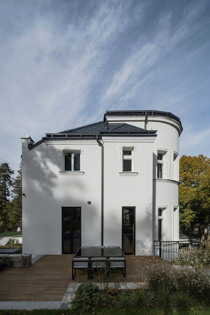 Karnet architekti i odnowniona zabytkowa Villa 1906 - foto Petr Polák