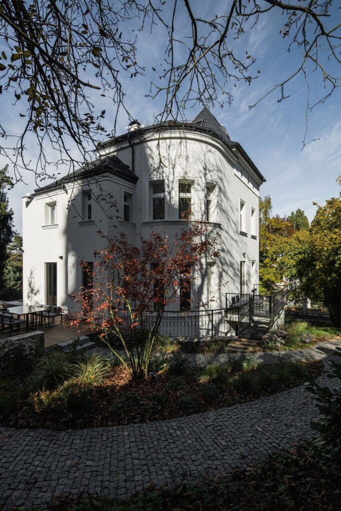 Karnet architekti i odnowniona zabytkowa Villa 1906 - foto Petr Polák