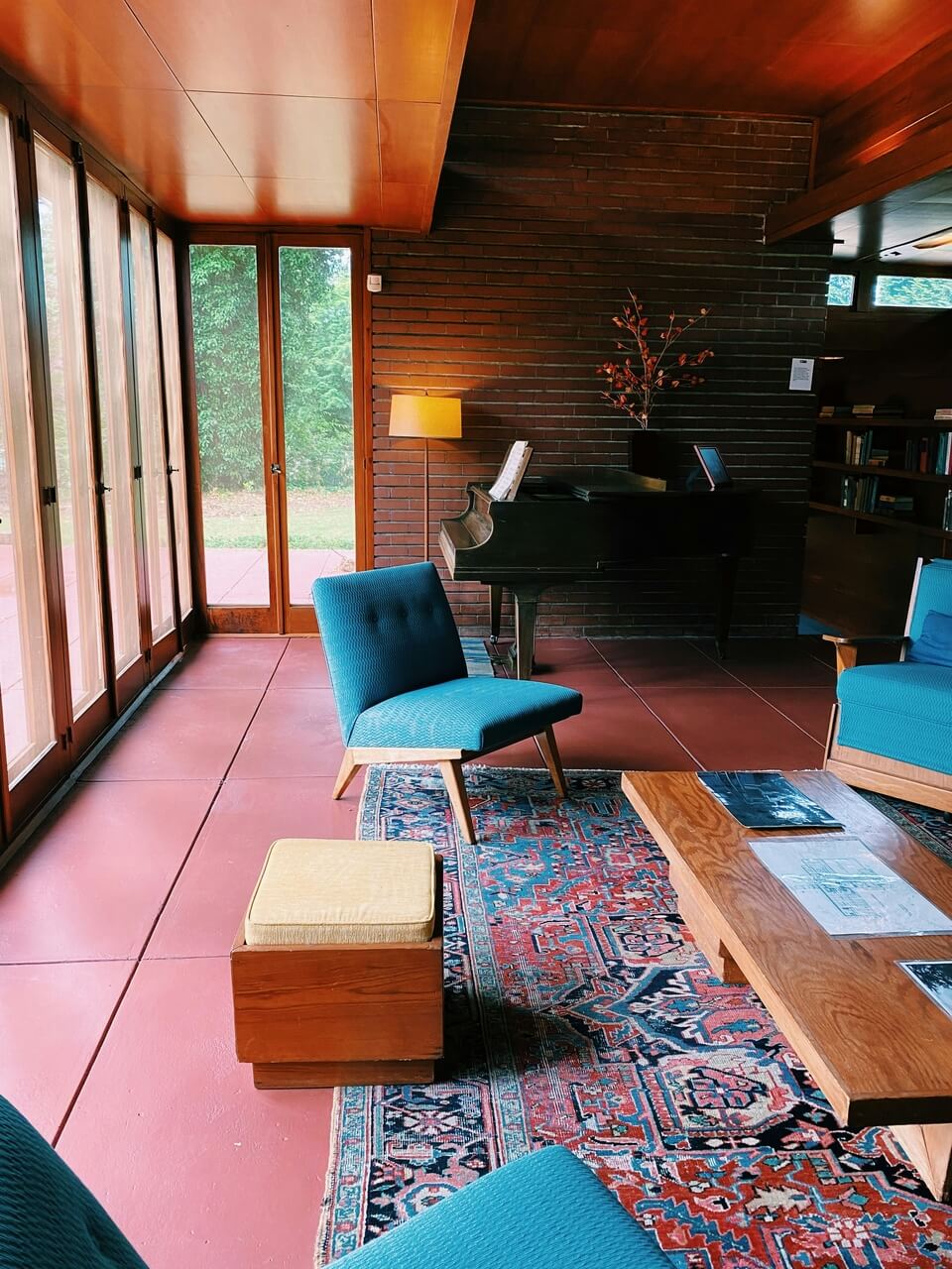 Mid-century modern - jak urządzić wnętrza w tym stylu - foto Courtney Pickens - Unsplash