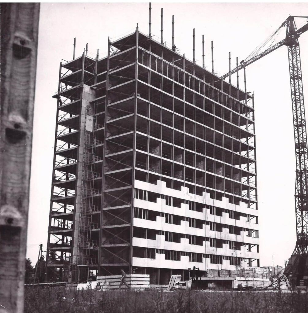 Miasteczko Studenckie Akademii Górniczo-Hutniczej w Krakowie, lata 60.-80. XX wieku. Tomasz Mańkowski z zespołem. Fotografia jednego z akademików w trakcie budowy