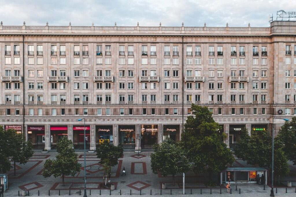 Nowe neony rozbłysły na Placu Konstytucji - foto Medicover Stomatologia