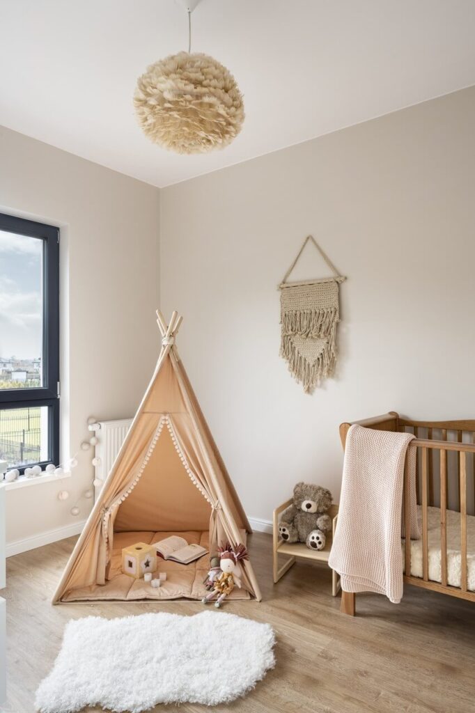 Pokój dziecięcy z namiotem tipi w projekcie Decoroom