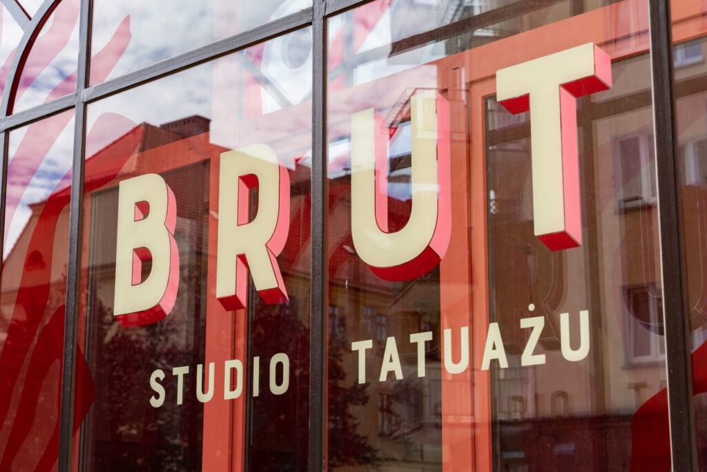 BRUT tattoo - witryna dla studia tatuażu na wrocławskim Nadodrzu - projekt Dobry Widok - foto Bartek Ciba