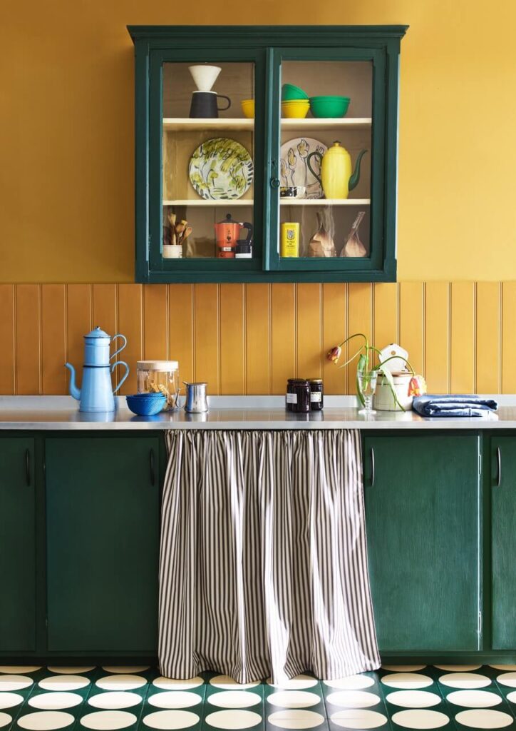 Annie Sloan Satin Paint w kolorze Carnaby Yellow, Wall Paint w kolorze Carnaby Yellow, Chalk Paint w kolorze Amsterdam Green