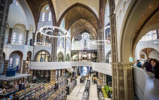Zabytkowy kościół przerobiony na bibliotekę