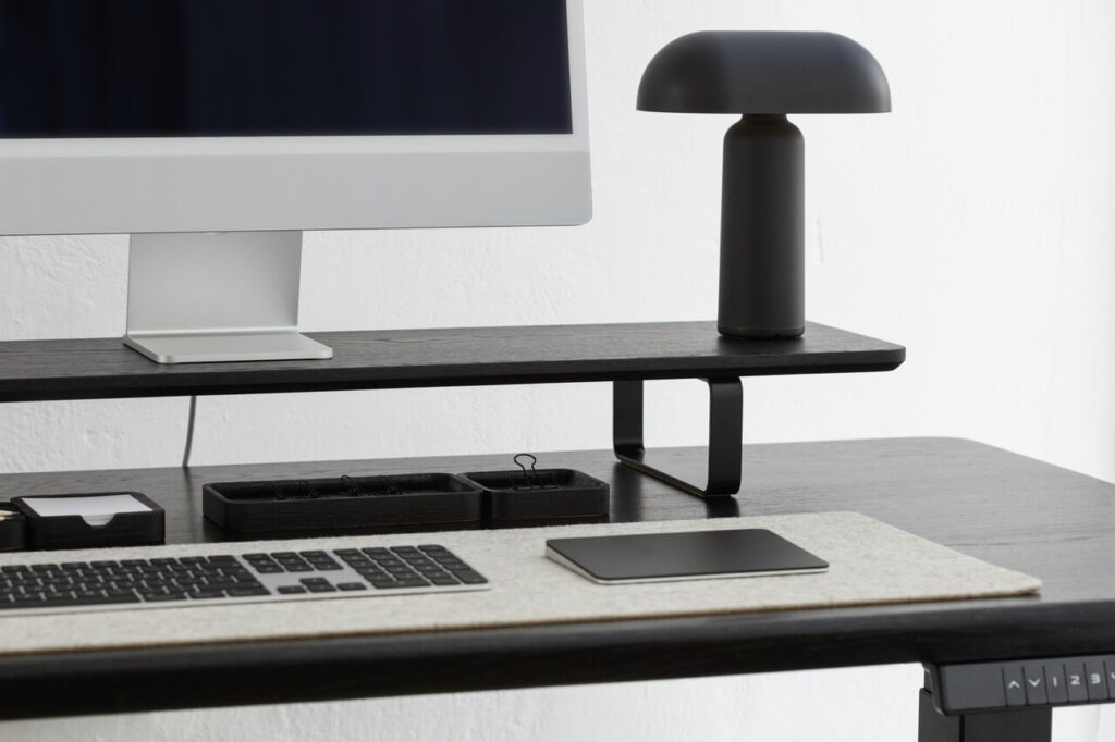 Biurko Standing Desk i drewniana półka Desk Shelf w kolorze Black