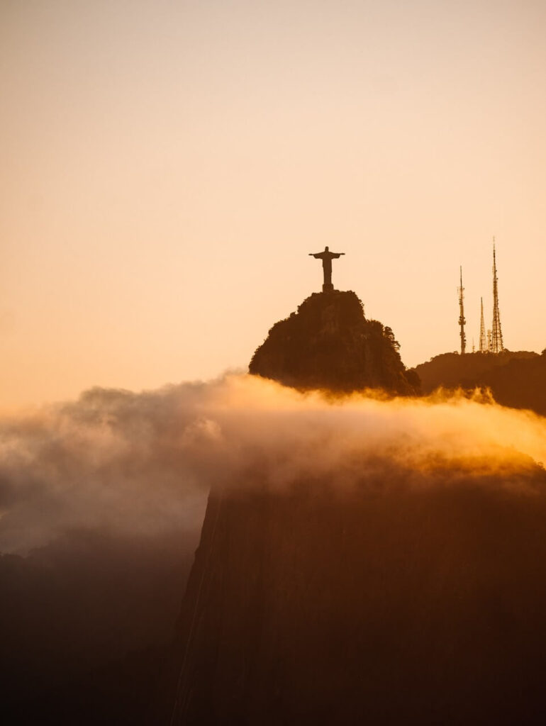 Statua Chrystusa Zbawiciela - foto Andrea Leopardi - Unsplash