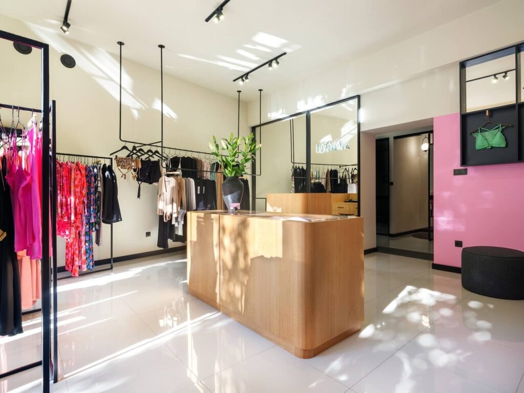 CONCEPT STORE LA ANA - 80-metrowe wnętrze butiku dla kobiet w Krakowie