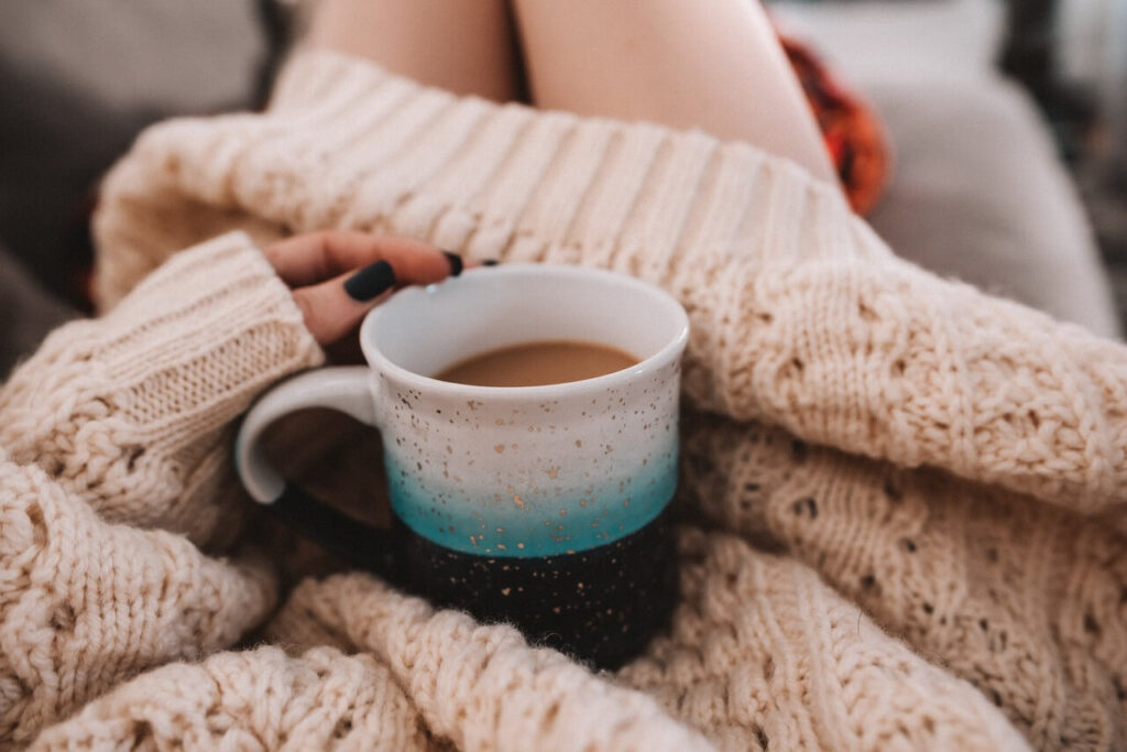 Hygge we wnętrzach - foto Allison Christine - Unsplash