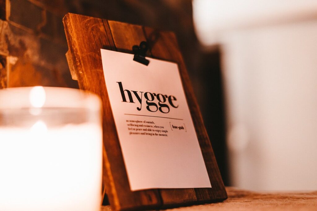 Hygge we wnętrzach - foto Julian Hochgesang - Unsplash