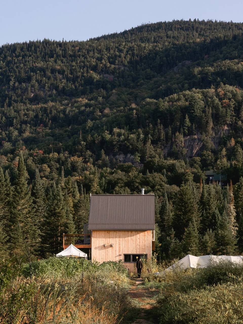 Domki A-frame dla miłośników natury w kanadyjskim parku narodowym - projekt Atelier l'Abri - foto Raphaël Thibodeau