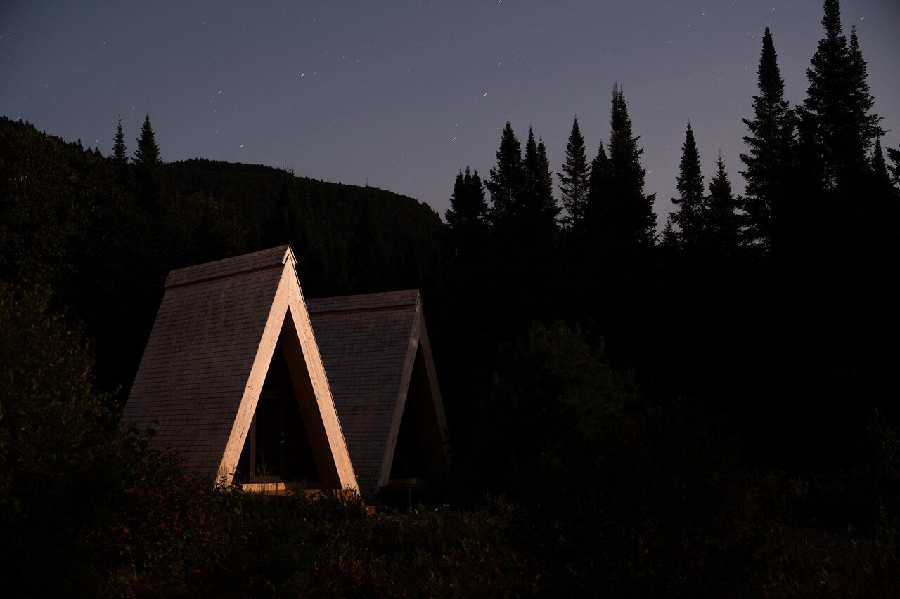 Domki A-frame dla miłośników natury w kanadyjskim parku narodowym - projekt Atelier l'Abri - foto Raphaël Thibodeau