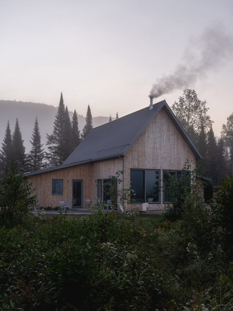 Domki A-frame dla miłośników natury w kanadyjskim parku narodowym - projekt Atelier l'Abri - foto Raphaël Thibodeau