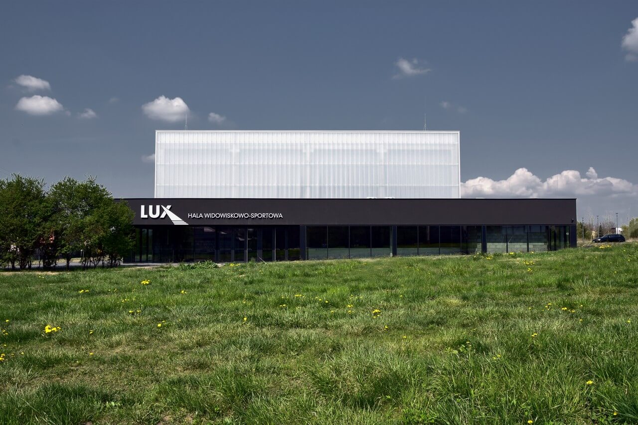 Hala sportowa LUX w Rogoźniku przypominająca lampion - projekt PROJEKTPLUS ARCHITEKCI