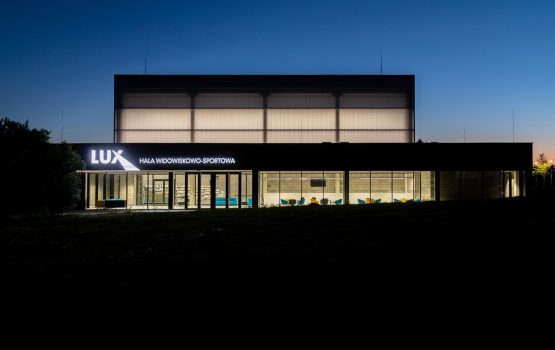 Hala sportowa LUX w Rogoźniku przypominająca lampion