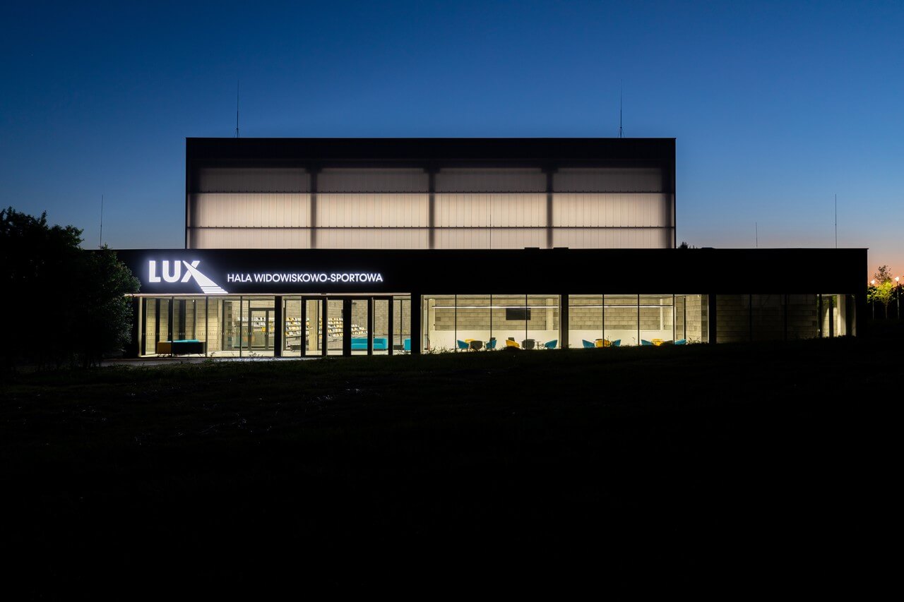 Hala sportowa LUX w Rogoźniku przypominająca lampion - projekt PROJEKTPLUS ARCHITEKCI