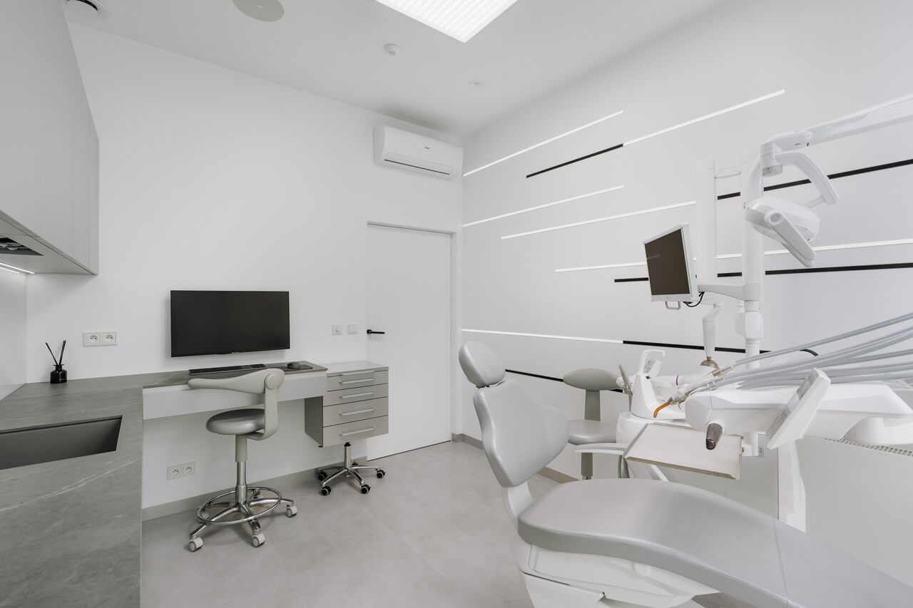 Nu Dental Clinic - nowoczesna klinika stomatologiczna we Wrocławiu - projekt ALE PRACOWNIA - foto Migdał Studio