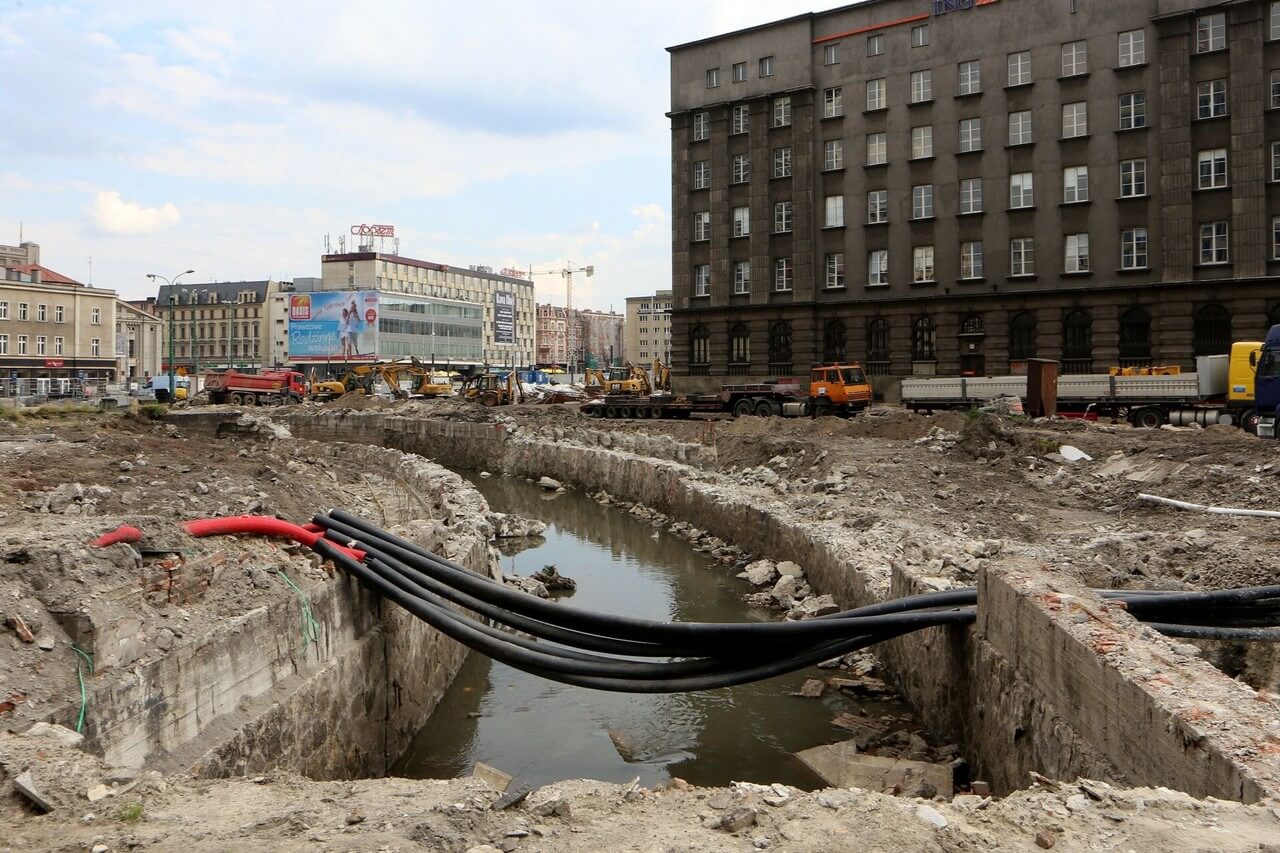 Przebudowa Rynku – odsłonięte koryto rzeki Rawy w centrum Katowic - foto Dominik Gajda