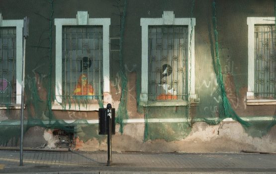 Tajemnicze postacie w oknach Kamienicy Wiedeńskiej w Poznaniu