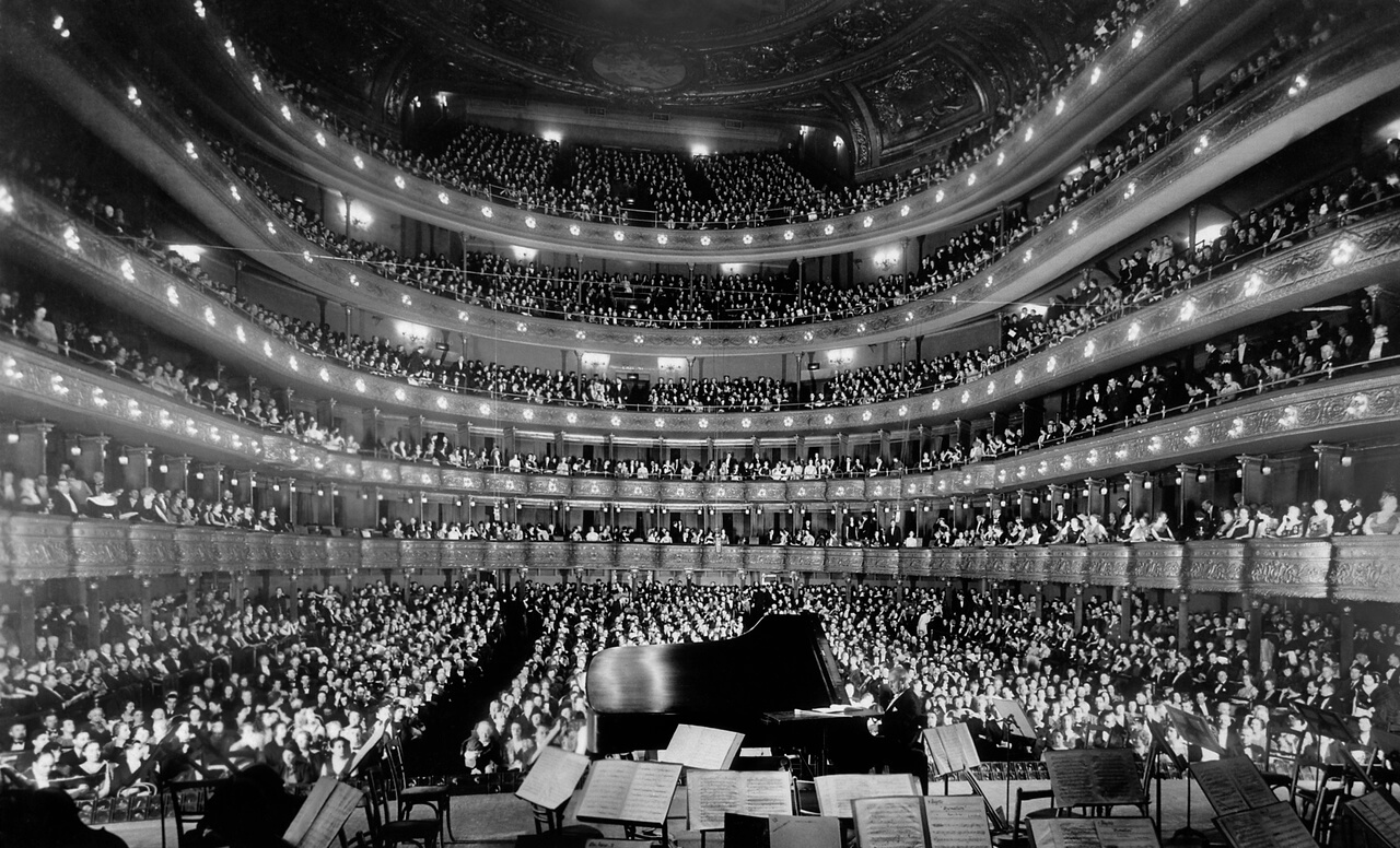 Dawna Metropolitan Opera House (39th St) w Nowym Jorku. Pełna sala widziana z tyłu sceny na koncercie Josefa Hofmanna, 28 listopada 1937