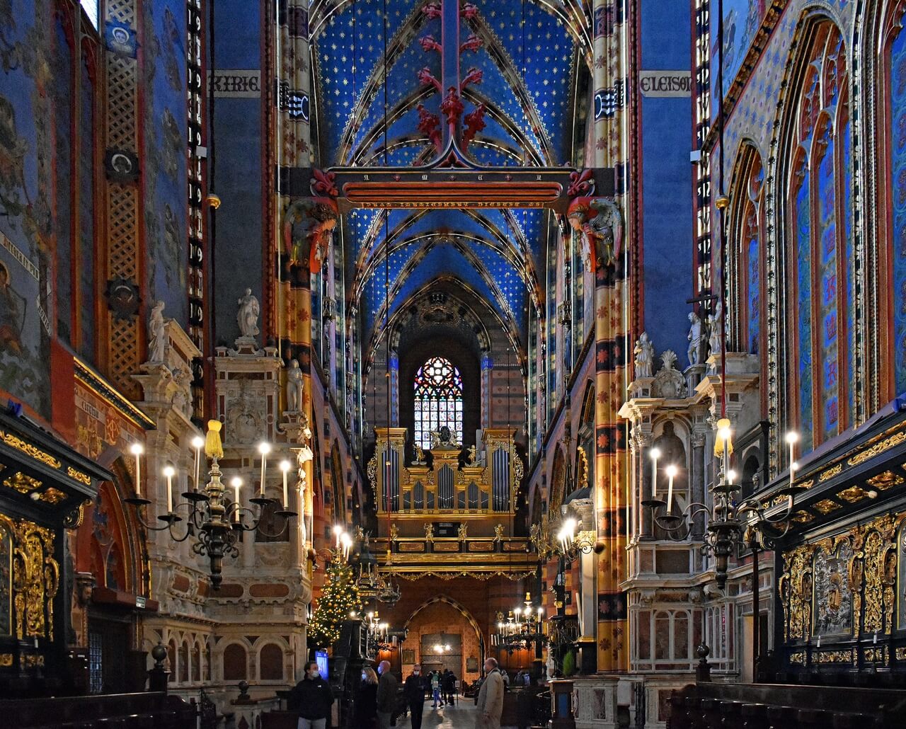 Kościół Mariacki w Krakowie - Nawa główna widziana od ołtarza - foto Zygmunt Put