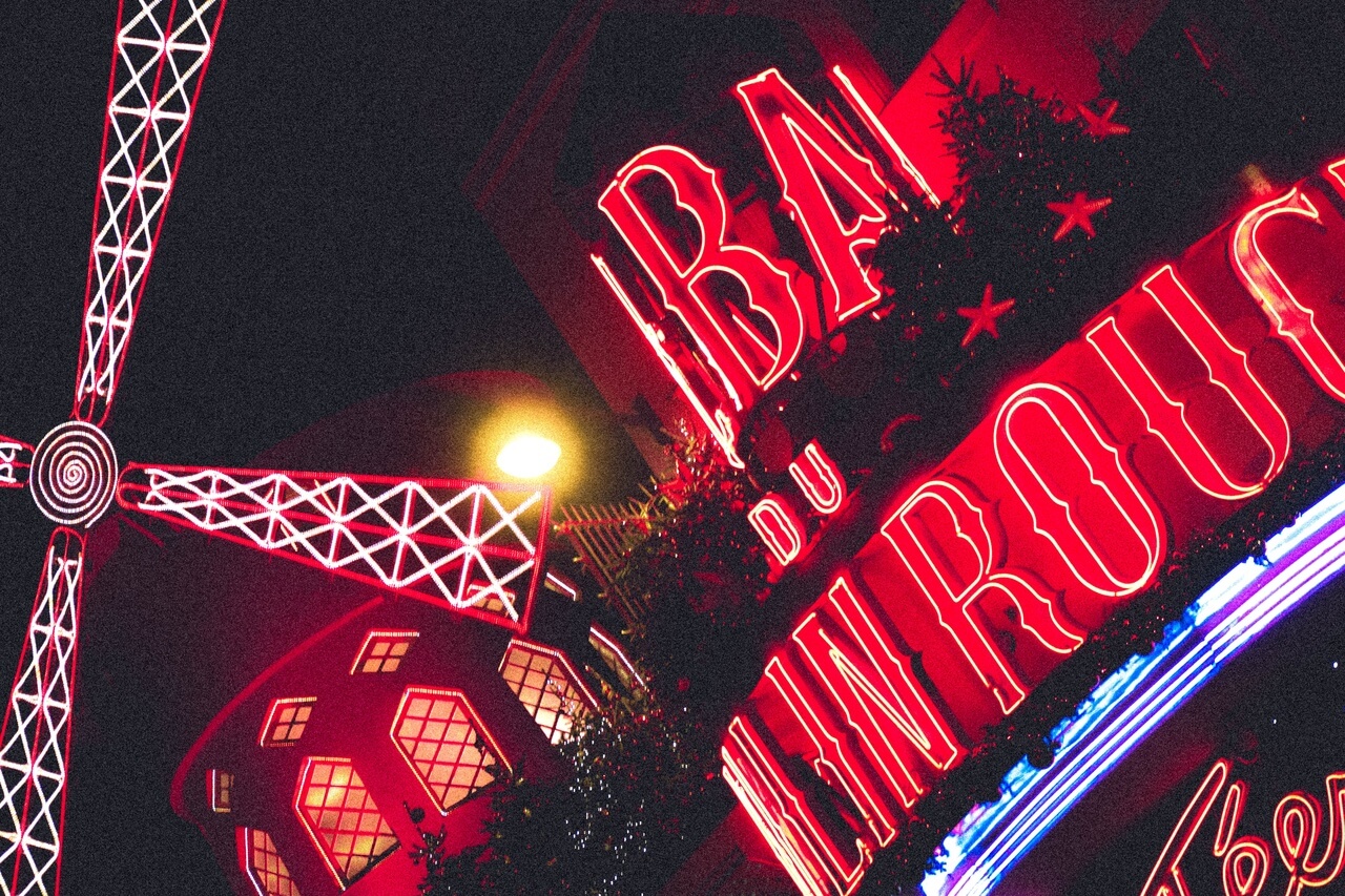 Moulin Rouge w Paryżu - foto Karina lago - Unsplash