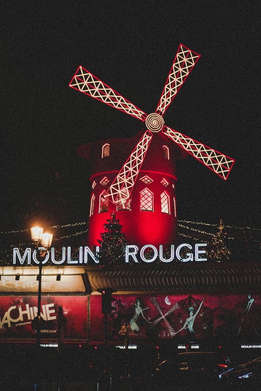 Moulin Rouge w Paryżu - foto Karina lago - Unsplash