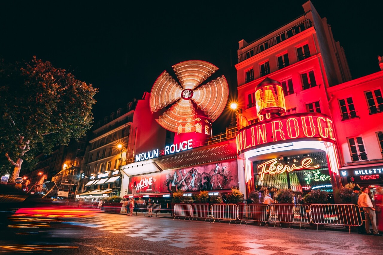 Moulin Rouge w Paryżu - foto Vadim Sadovski - Unsplash