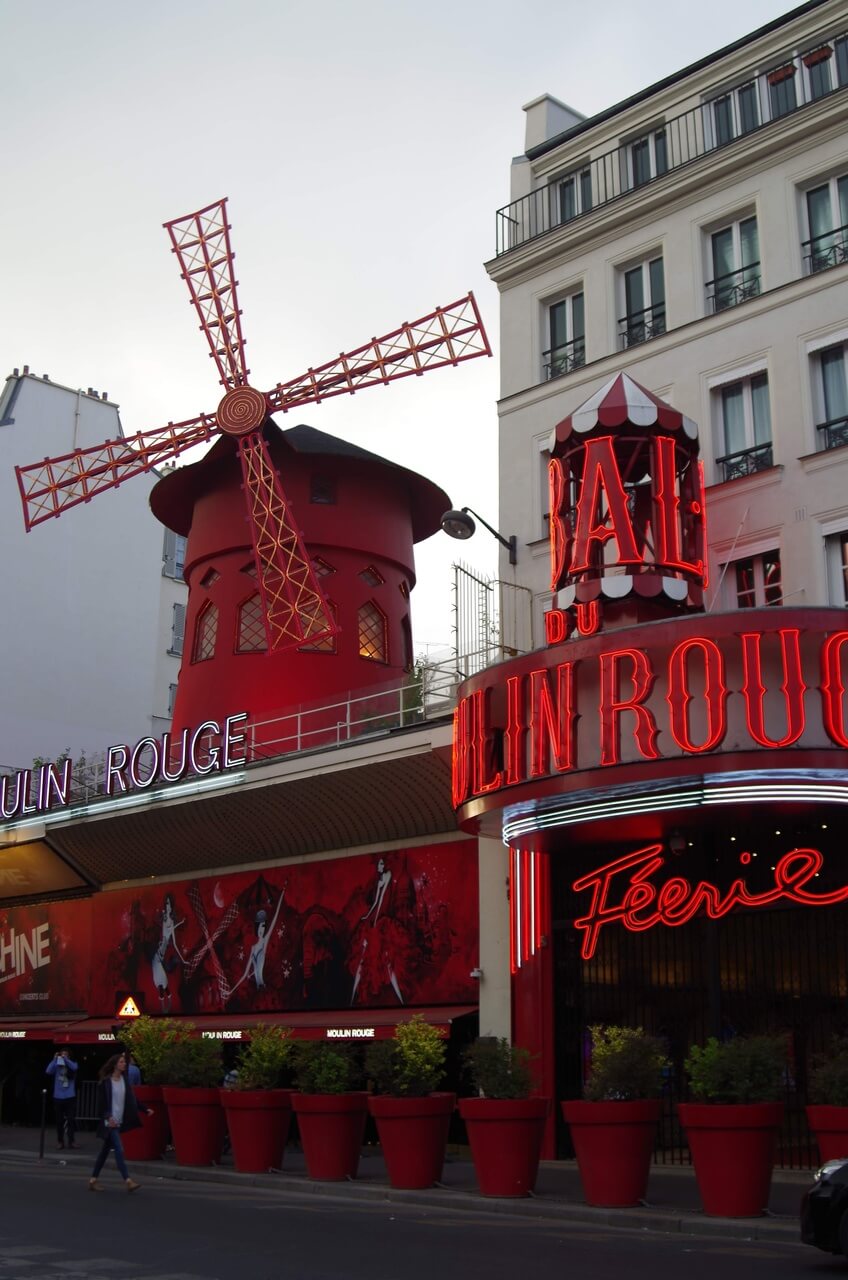 Moulin Rouge w Paryżu - foto Valkyrie Pierce - Unsplash