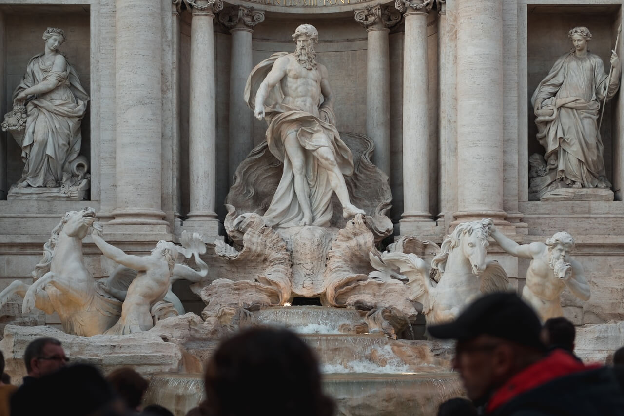 Fontanna di Trevi w Rzymie - foto Emiliano Cicero - Unsplash