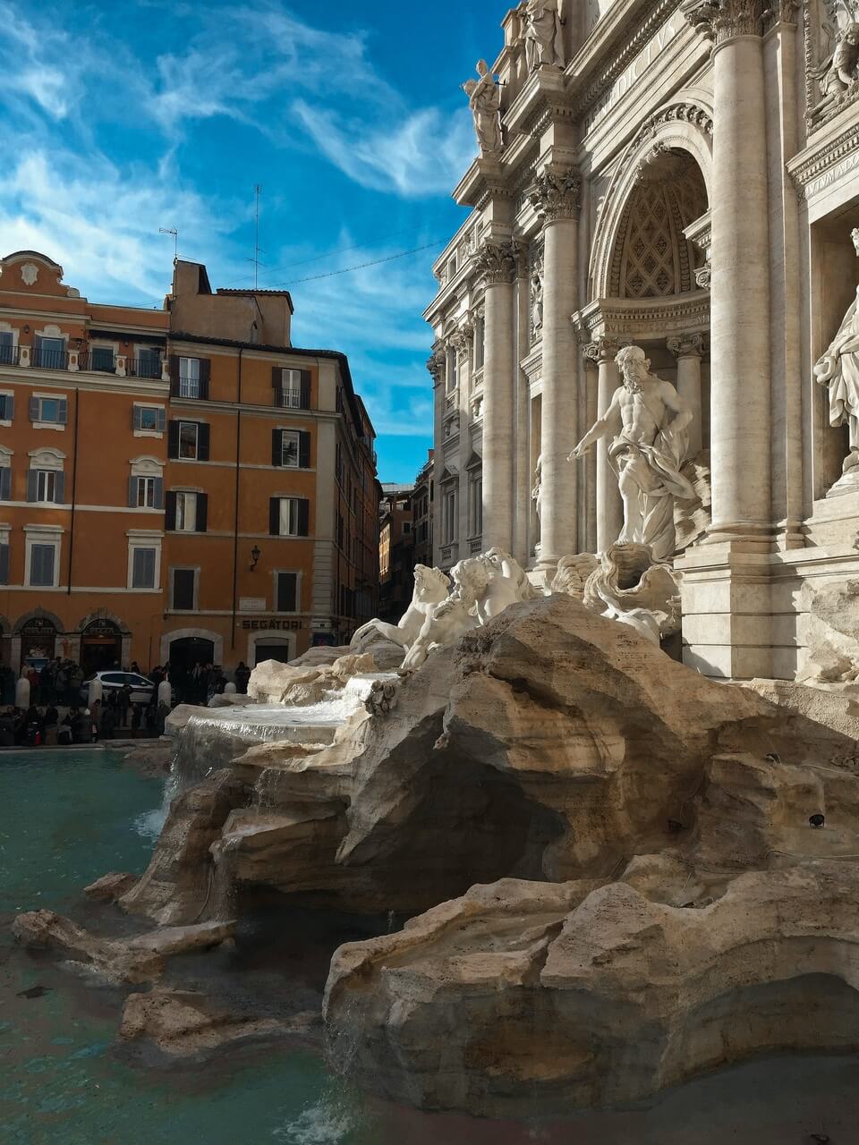 Fontanna di Trevi w Rzymie - foto Laura Lugaresi - Unsplash