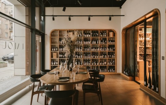 Klimatyczne wnętrze Lalou Wine Concept – sklep z winem w unikalnej aranżacji