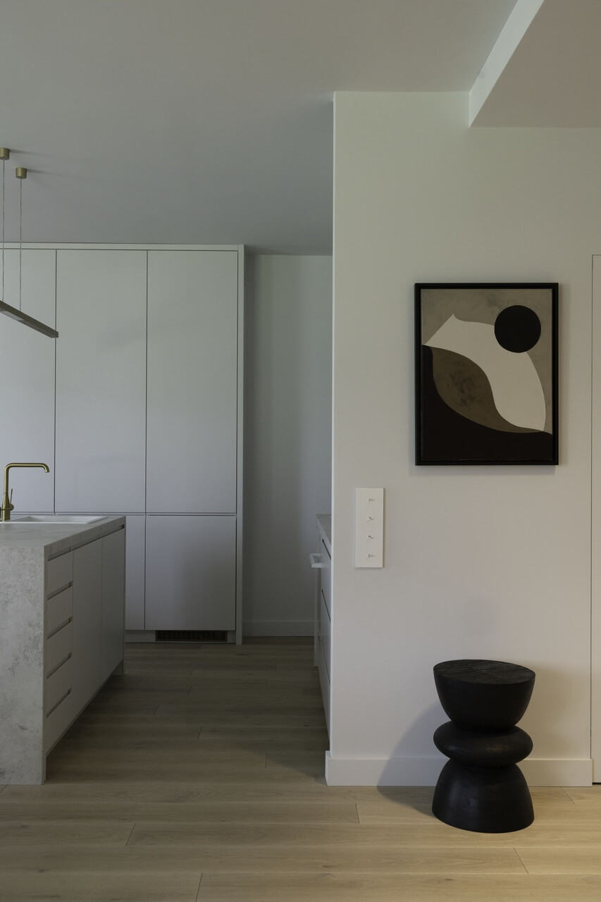 Kojące wnętrze domu na poznańskim Grunwaldzie - minimalistyczna aranżacja w bliźniaku - projekt Mute Interiors - foto Agnieszka Małecka