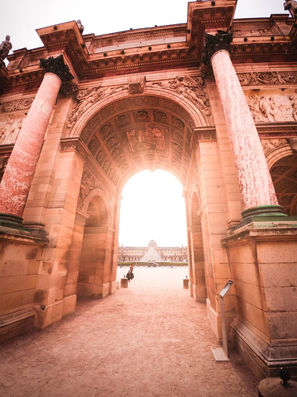 Łuk Triumfalny w Paryżu - foto Bastien Nvs - Unsplash