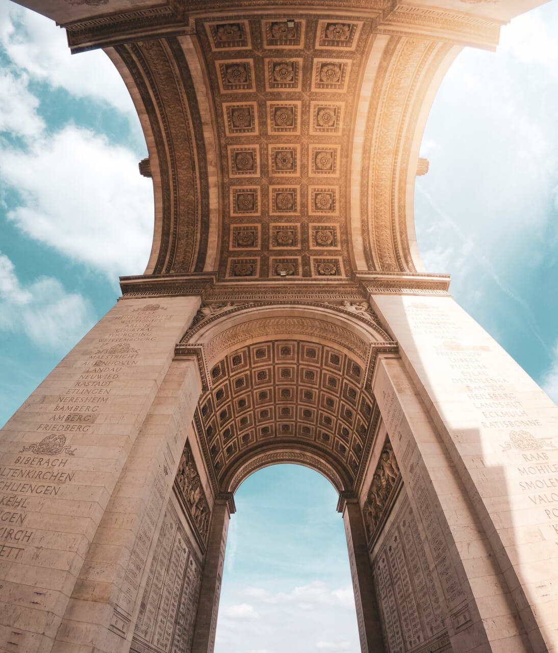 Łuk Triumfalny w Paryżu - foto Bastien Nvs - Unsplash