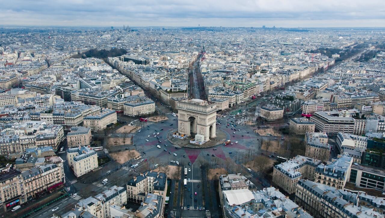 Plac Charles'a de Gaulle'a w Paryżu - foto Rodrigo Kugnharski - Unsplash